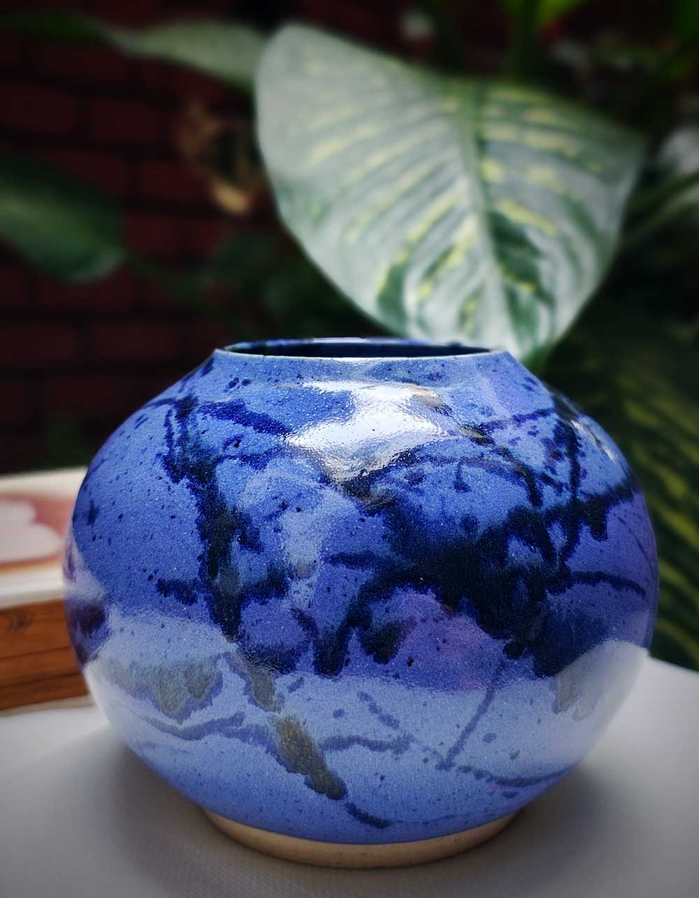 Blue_Globe_vase_DETAIL