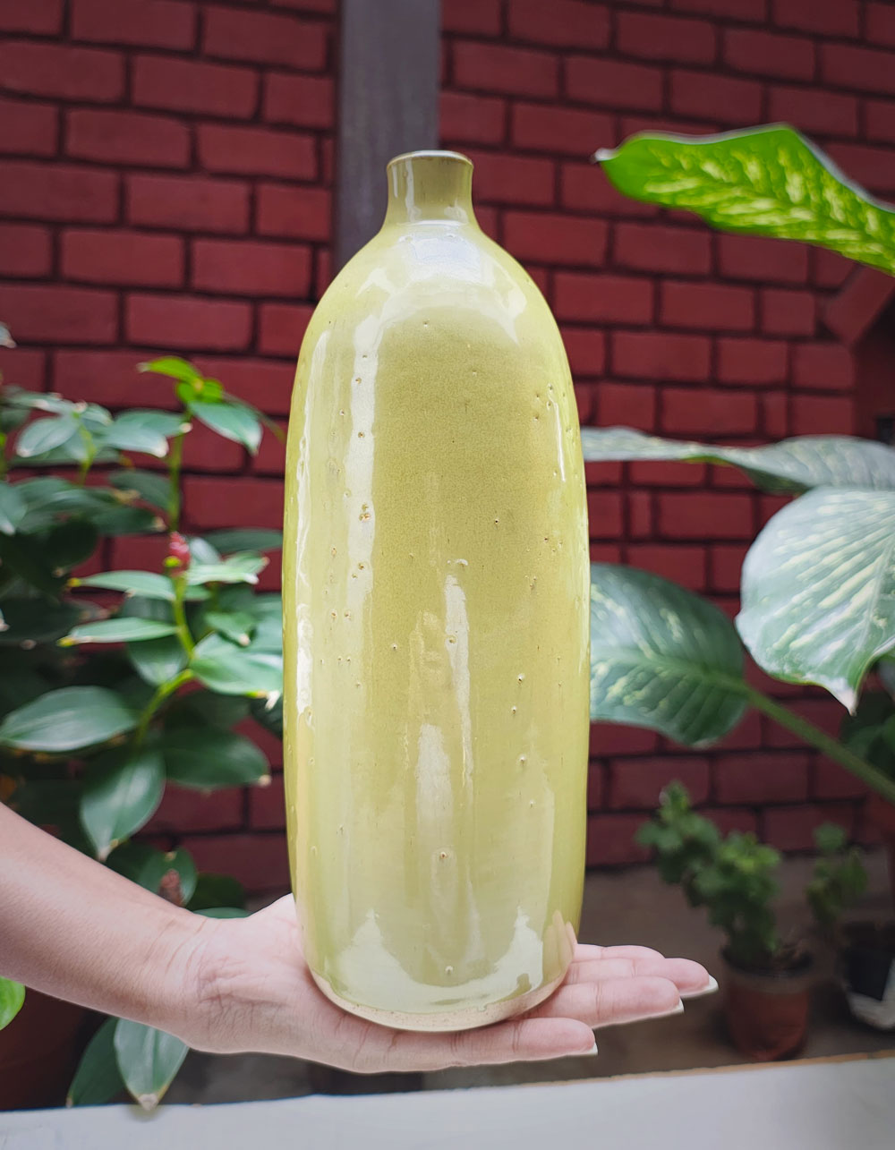 Glossy-green-vase_INHAND