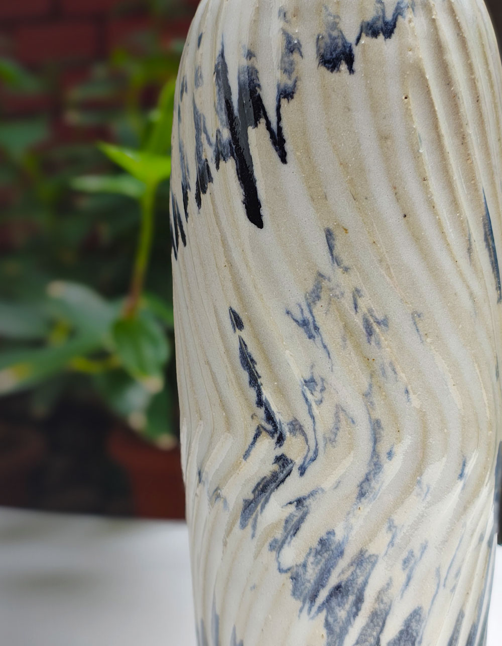 Vertical-Swirl-Handcrafted-Vase_CLOSEUP