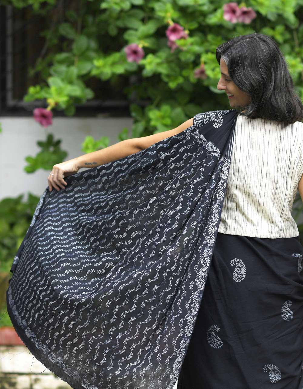 Block-Printed-Black-Saree-Back