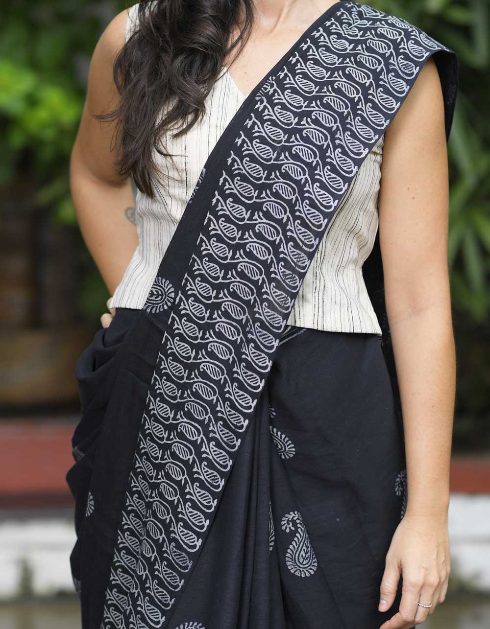 Block-Printed-Black-Saree-Close