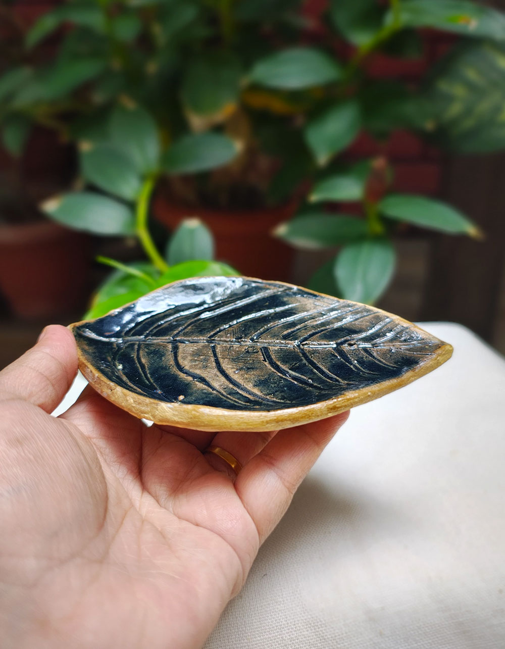 Small-dark-leaf-dish_INHAND